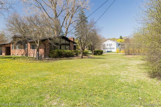 6207 Nicholas Drive, West Bloomfield, MI 48322