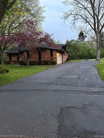 6207 Nicholas Drive, West Bloomfield, MI 48322