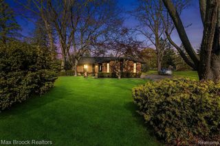 6207 Nicholas Drive, West Bloomfield, MI 48322