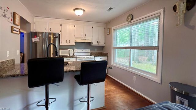 316 Heacox LN, Newport News, VA 23608