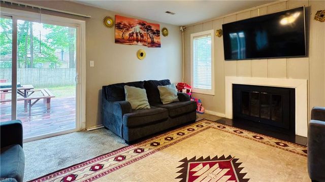 316 Heacox LN, Newport News, VA 23608