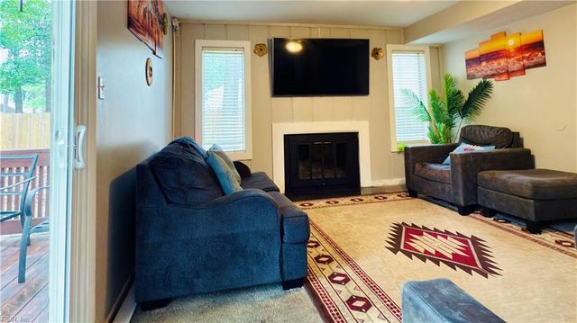316 Heacox LN, Newport News, VA 23608
