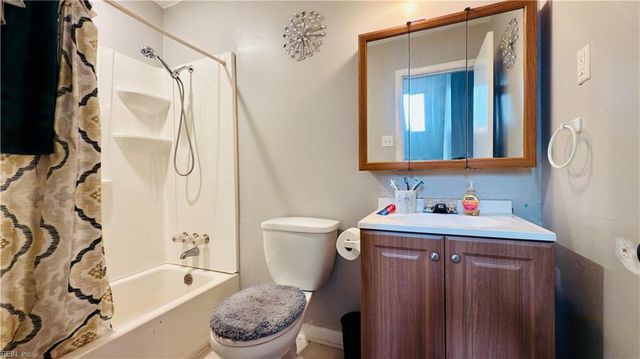 316 Heacox LN, Newport News, VA 23608