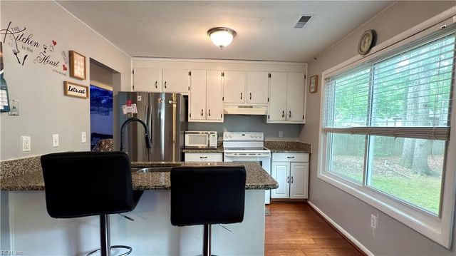 316 Heacox LN, Newport News, VA 23608