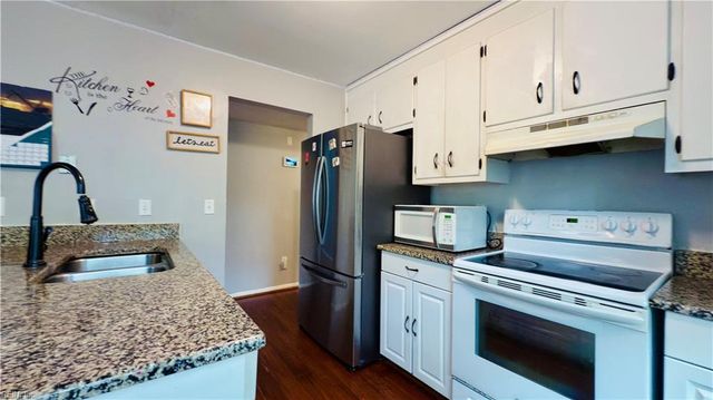 316 Heacox LN, Newport News, VA 23608