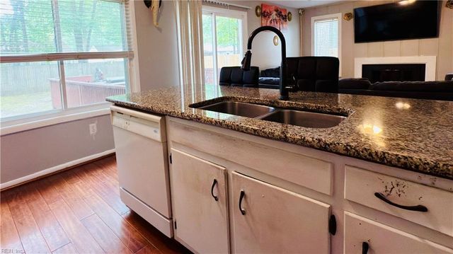 316 Heacox LN, Newport News, VA 23608