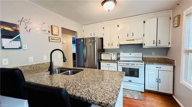 316 Heacox LN, Newport News, VA 23608