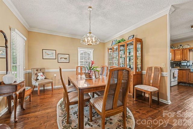 4051 Pinecrest Drive NE, Hickory, NC 28601