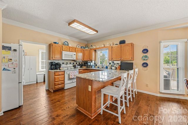4051 Pinecrest Drive NE, Hickory, NC 28601