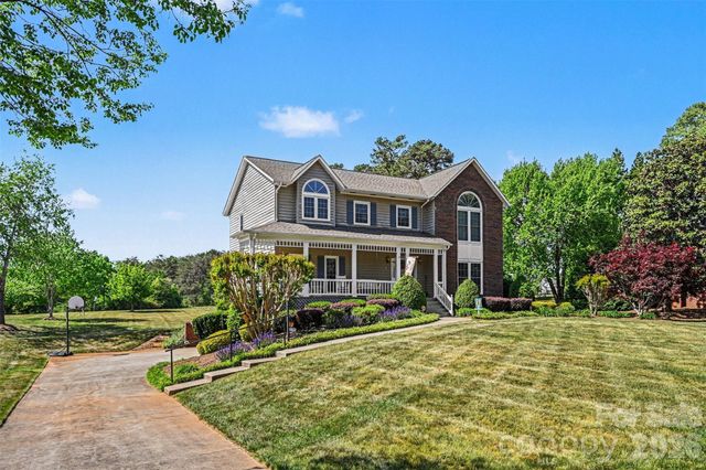 4051 Pinecrest Drive NE, Hickory, NC 28601