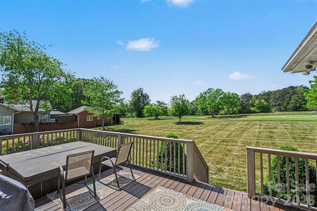 4051 Pinecrest Drive NE, Hickory, NC 28601