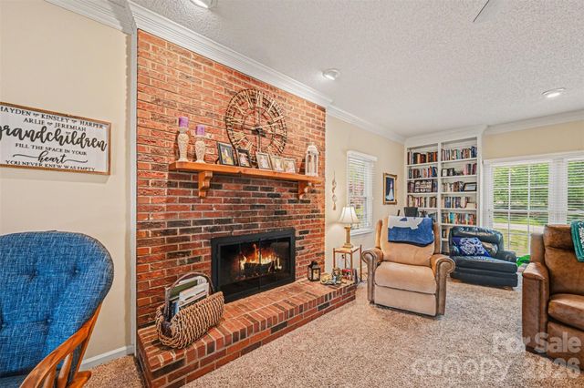 4051 Pinecrest Drive NE, Hickory, NC 28601