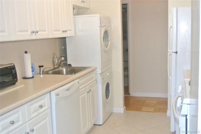 27010 Grand Central Parkway 11R, Floral Park, NY 11005