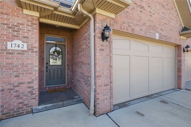 1742 Waterleaf Dr, Franklin Park, PA 15143