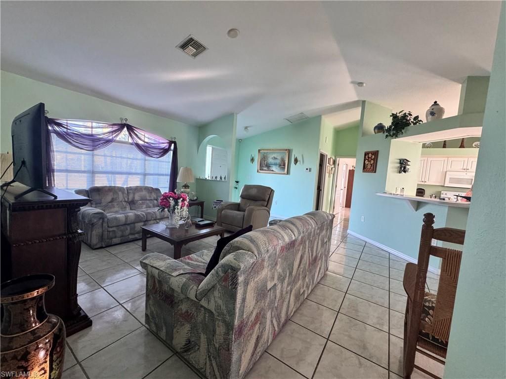 Image 11 of property listing at 1118 SE 5th PL, Cape Coral, FL 33990