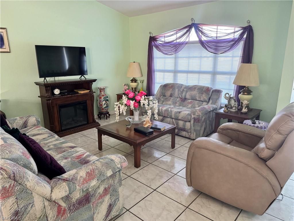 Image 12 of property listing at 1118 SE 5th PL, Cape Coral, FL 33990