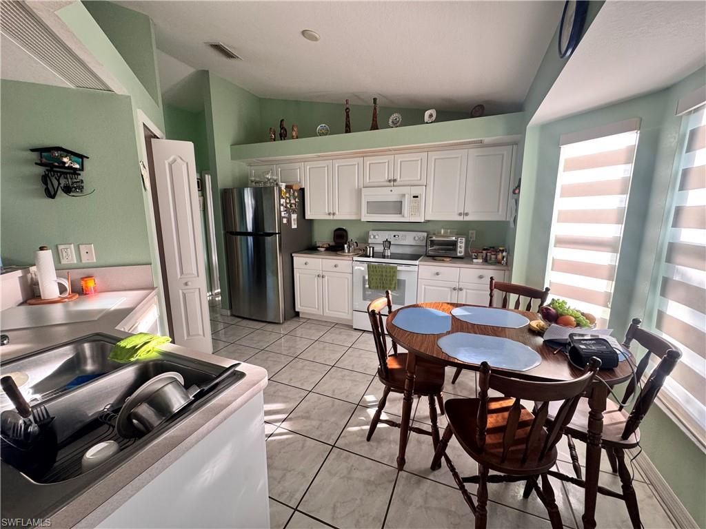 Image 2 of property listing at 1118 SE 5th PL, Cape Coral, FL 33990