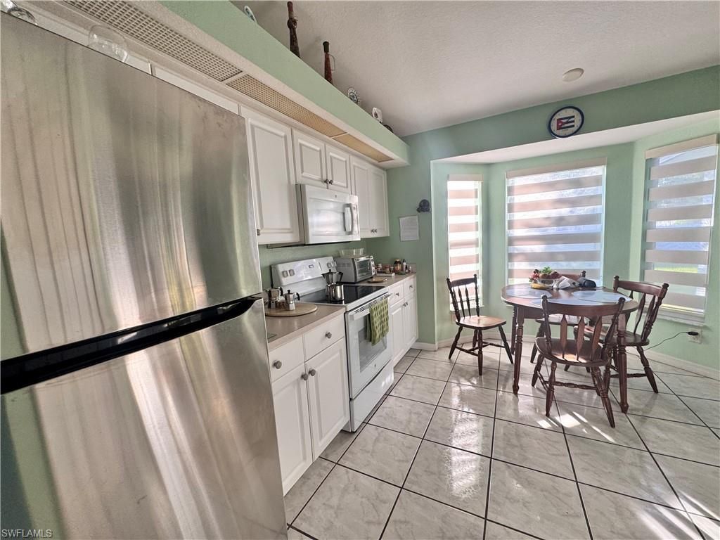 Image 3 of property listing at 1118 SE 5th PL, Cape Coral, FL 33990