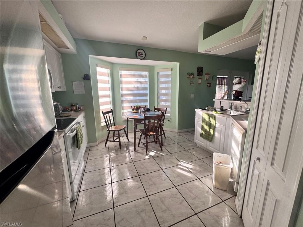 Image 4 of property listing at 1118 SE 5th PL, Cape Coral, FL 33990