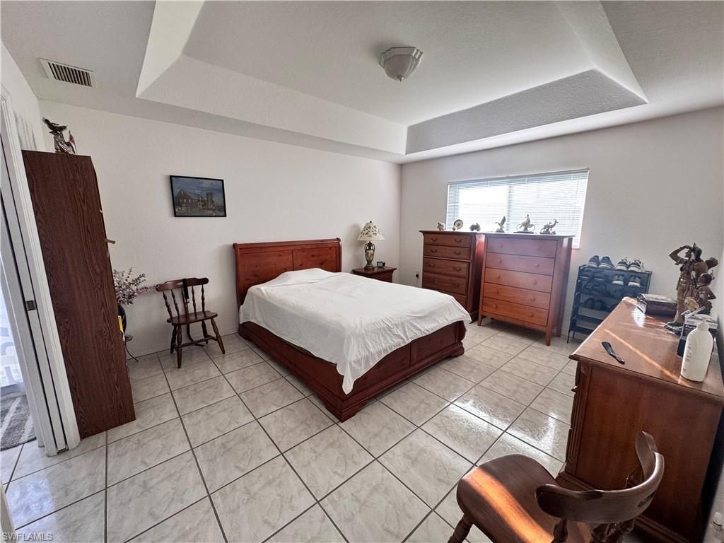 Image 5 of property listing at 1118 SE 5th PL, Cape Coral, FL 33990