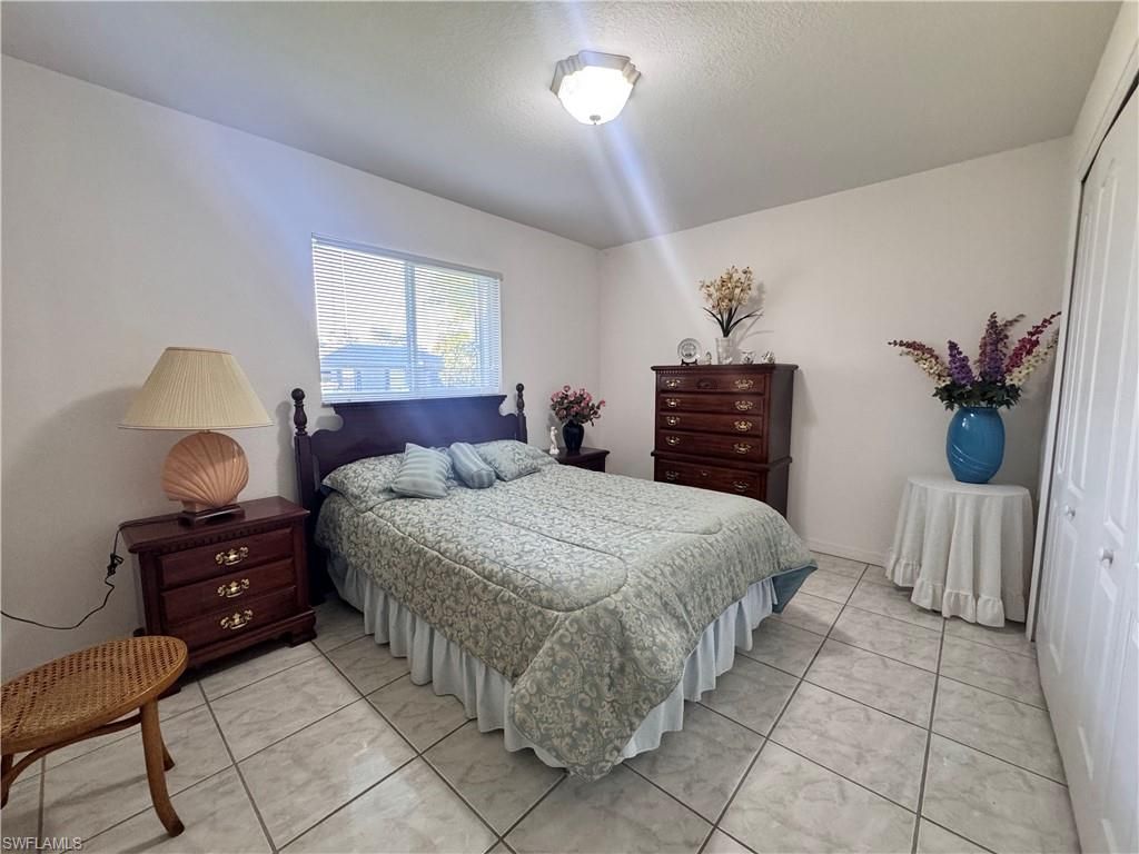 Image 6 of property listing at 1118 SE 5th PL, Cape Coral, FL 33990