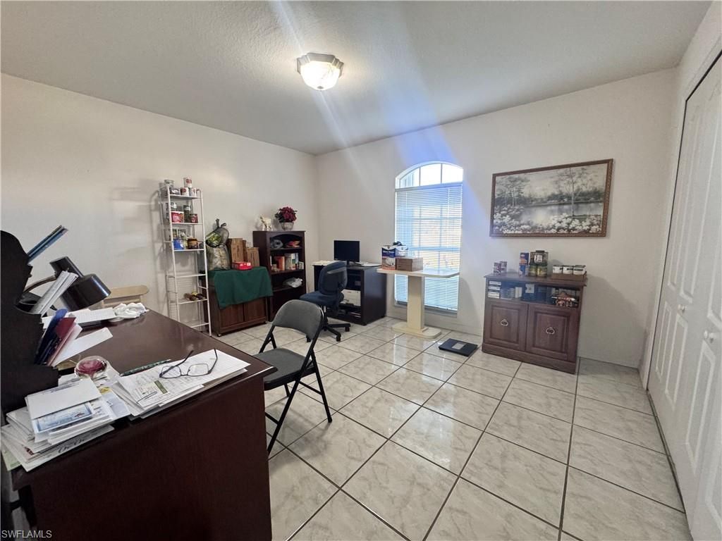 Image 7 of property listing at 1118 SE 5th PL, Cape Coral, FL 33990