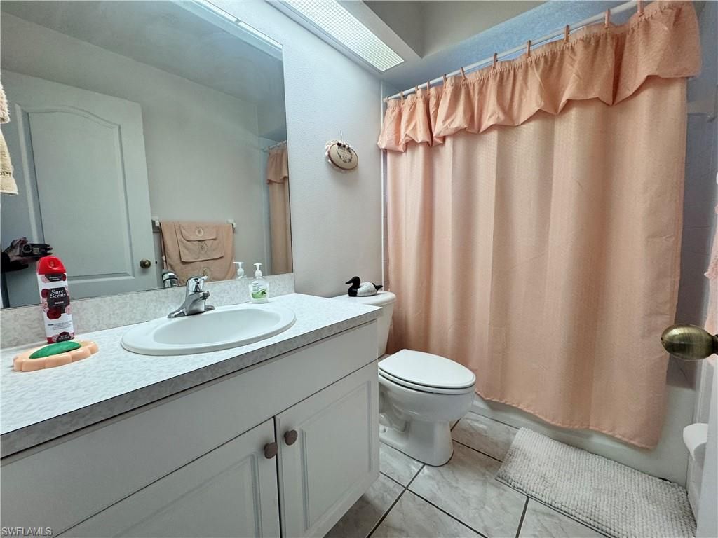 Image 8 of property listing at 1118 SE 5th PL, Cape Coral, FL 33990