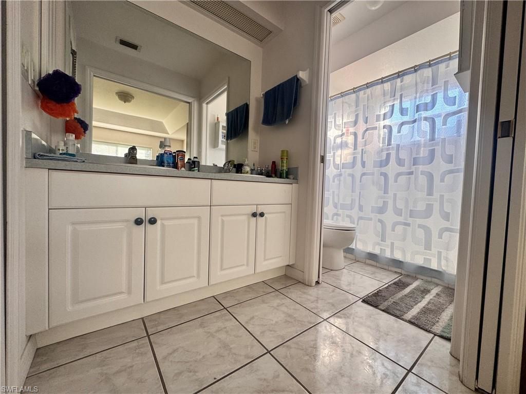 Image 9 of property listing at 1118 SE 5th PL, Cape Coral, FL 33990