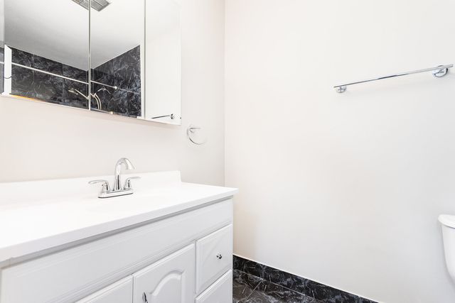 6165 Knoll Wood Court 302, Willowbrook, IL 60527