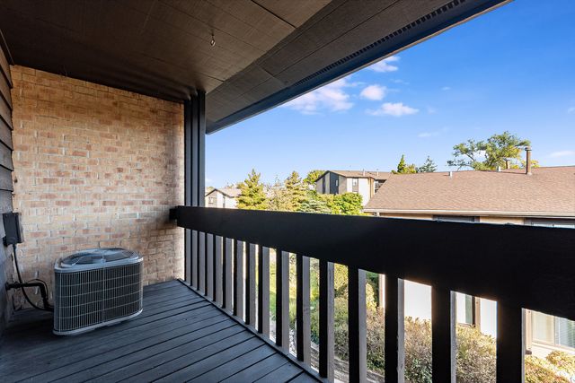 6165 Knoll Wood Court 302, Willowbrook, IL 60527