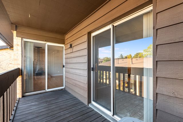 6165 Knoll Wood Court 302, Willowbrook, IL 60527