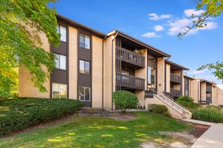 6165 Knoll Wood Court 302, Willowbrook, IL 60527