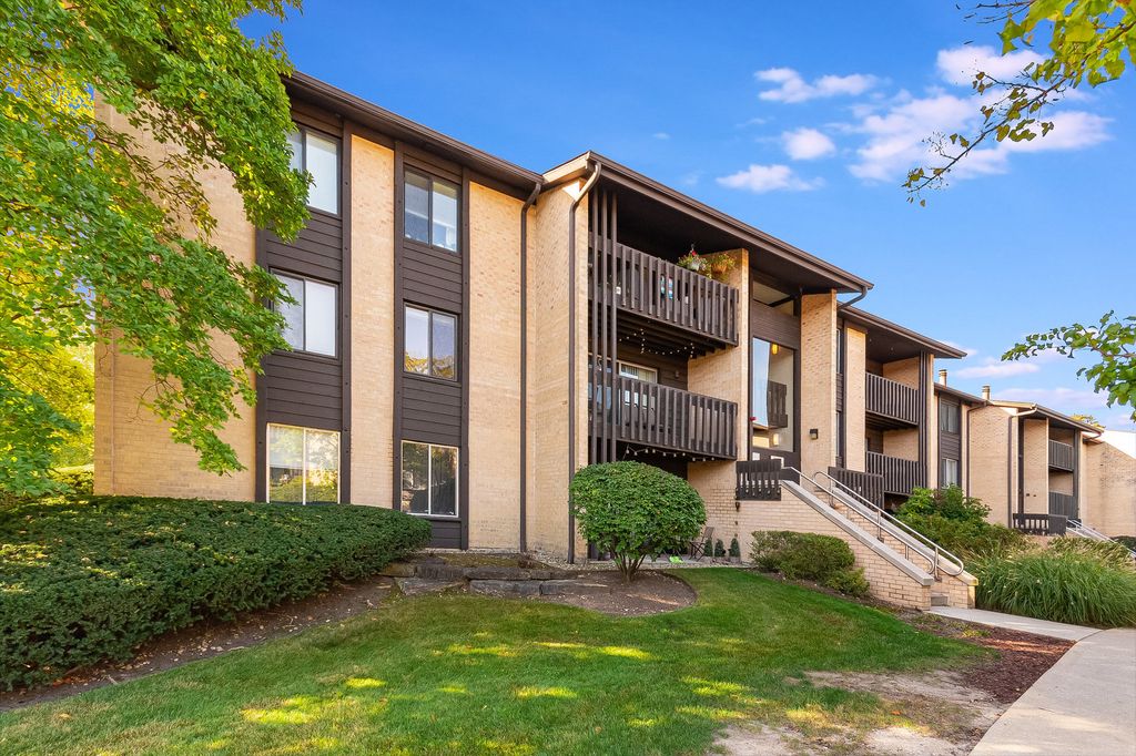 6165 Knoll Wood Court 302, Willowbrook, IL 60527