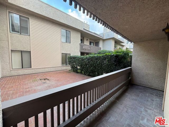 15215 Magnolia Boulevard 110, Sherman Oaks, CA 91403