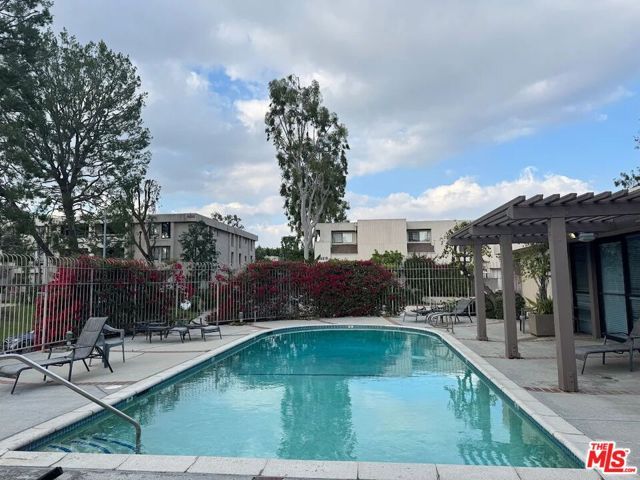 15215 Magnolia Boulevard 110, Sherman Oaks, CA 91403