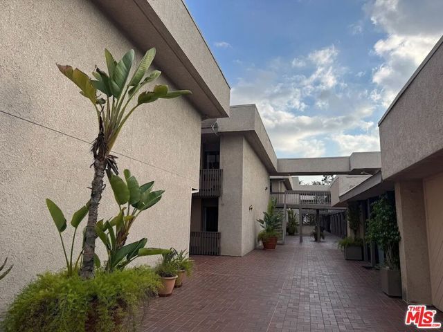 15215 Magnolia Boulevard 110, Sherman Oaks, CA 91403
