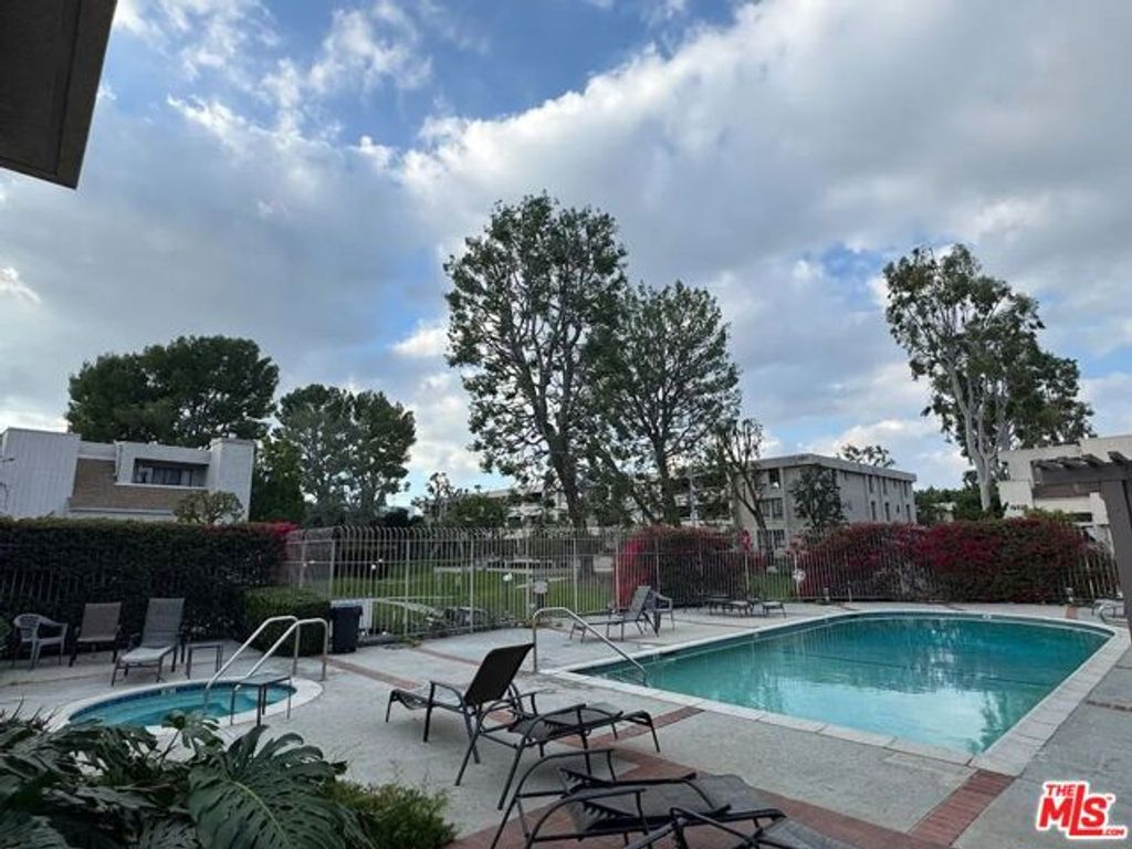 15215 Magnolia Boulevard 110, Sherman Oaks, CA 91403