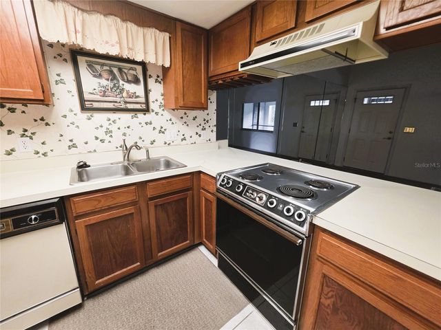 1775 CUPECOY CIRCLE O6, Lutz, FL 33558