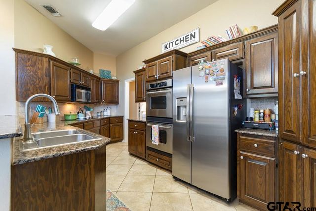 918 Millstone Ln, Chandler, TX 75758