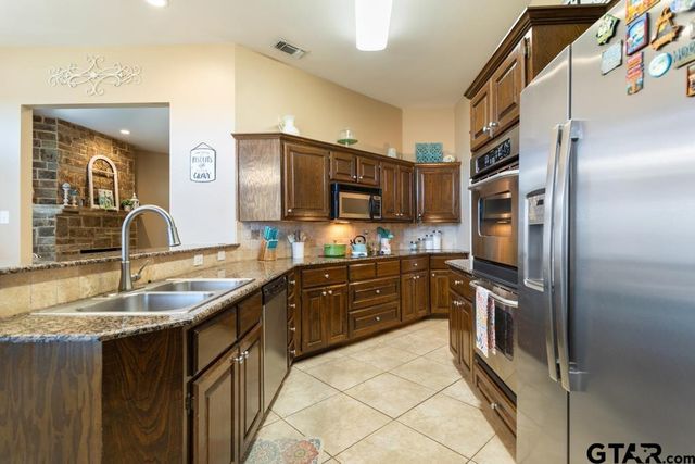 918 Millstone Ln, Chandler, TX 75758