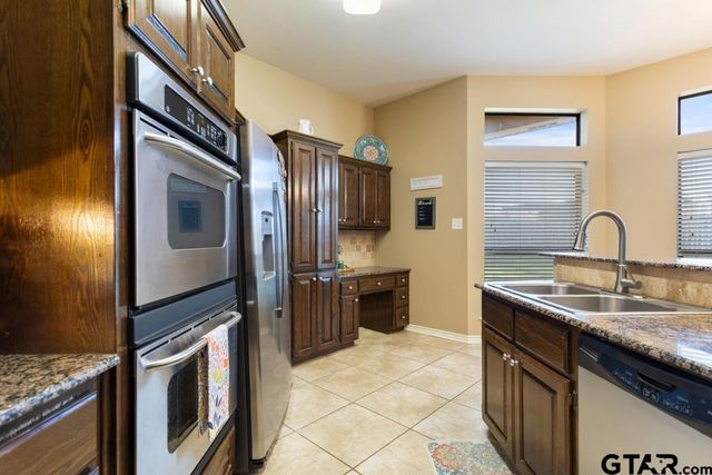 918 Millstone Ln, Chandler, TX 75758