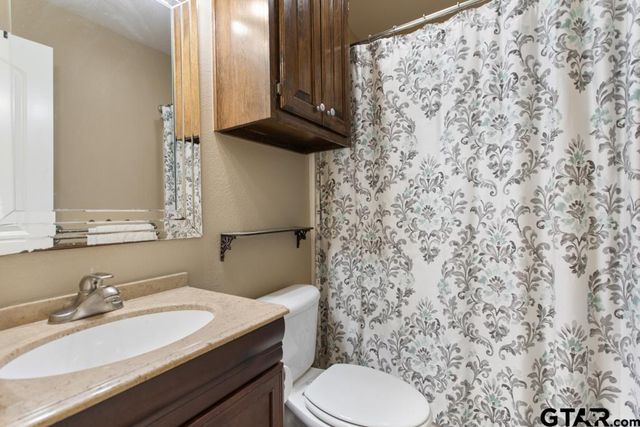 918 Millstone Ln, Chandler, TX 75758