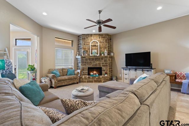 918 Millstone Ln, Chandler, TX 75758