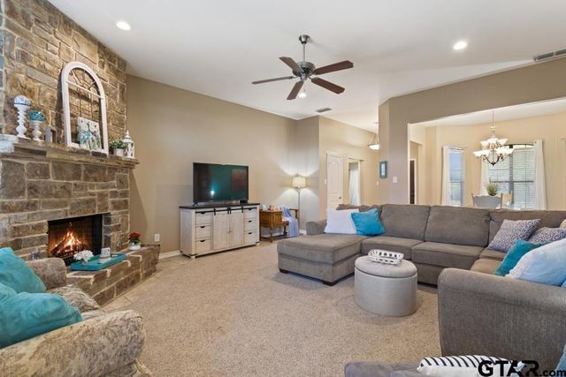 918 Millstone Ln, Chandler, TX 75758