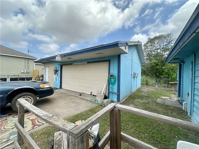 801 Ruben Chavez, Robstown, TX 78380