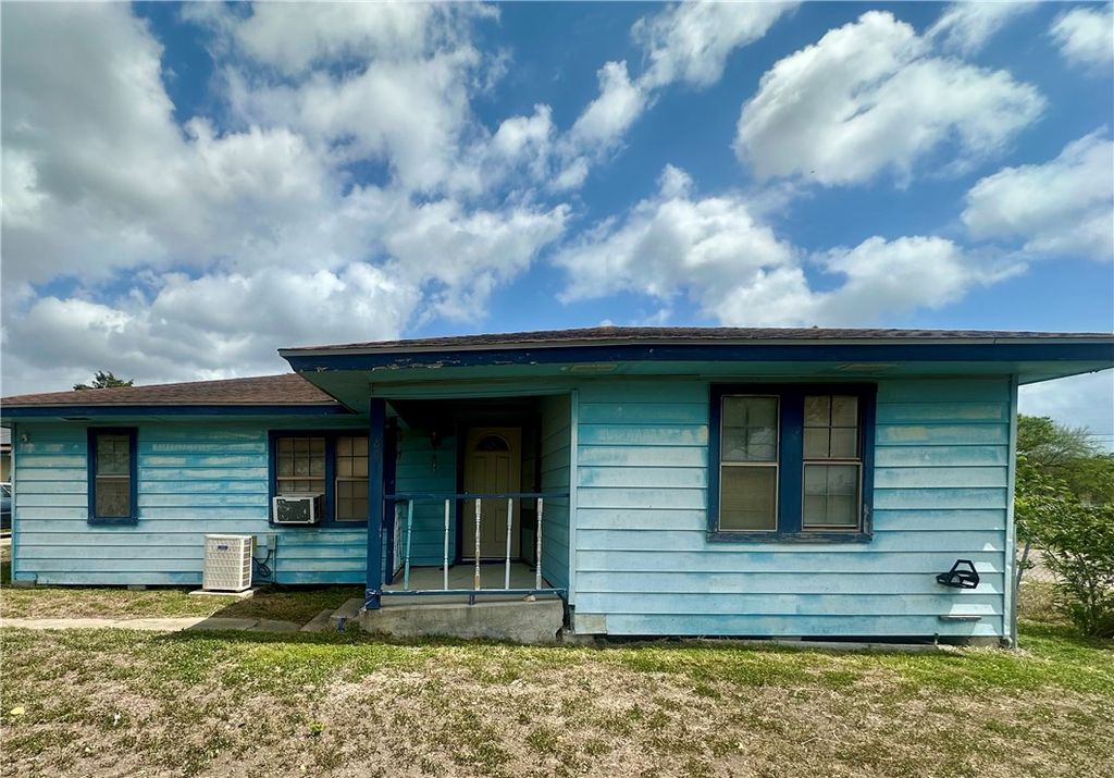 801 Ruben Chavez, Robstown, TX 78380