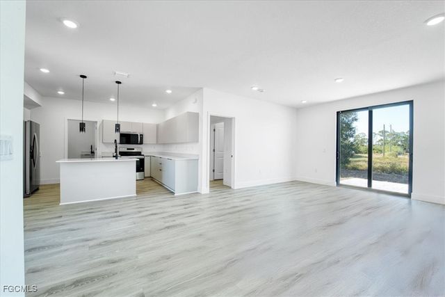 8042 Buttercup CIR, Labelle, FL 33935