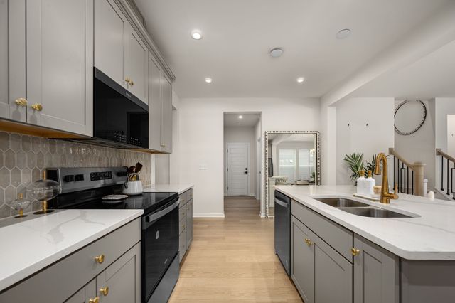 523 Kemp Dr, Hermitage, TN 37076