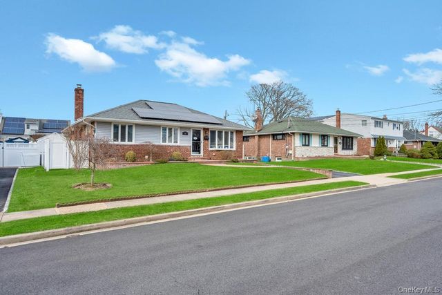 21 Lowell Drive, Farmingdale, NY 11735