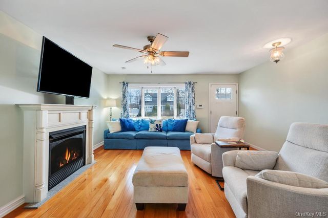 21 Lowell Drive, Farmingdale, NY 11735